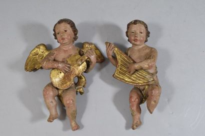 null Deux angelots musiciens en bois sculpté en ronde-bosse,

polychromé et doré,...