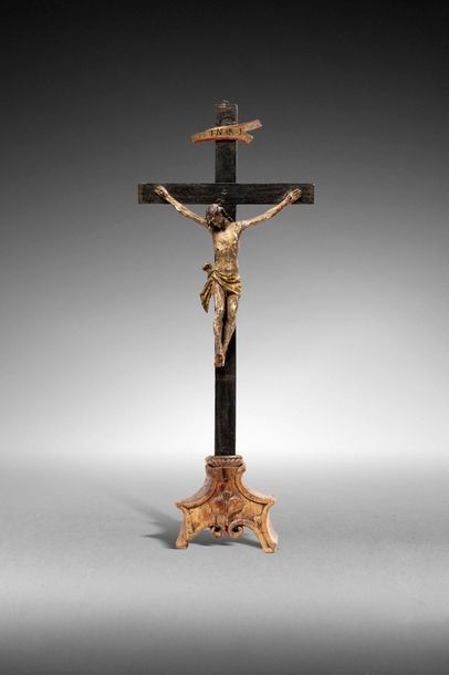 null Crucifix en bois sculpté et polychromé ; sur une base avec coeur

enflammé.

XVIIIe...