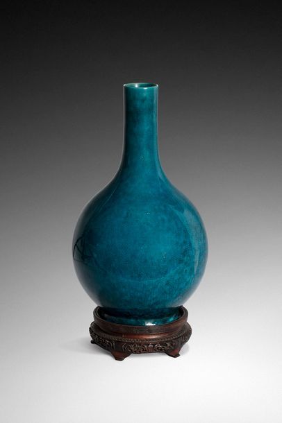 null CHINE - XVIIIe / XIXe siècle

Vase de forme bouteille en porcelaine émaillée...
