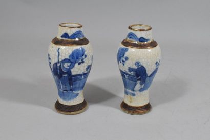 null Chine Nankin XIXème

Paire de vases de forme balustre en porcelaine craquelée...