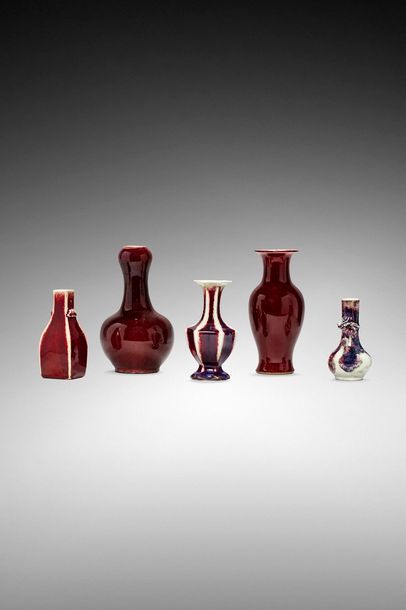 null Chine XIXème et XXème

Cinq vases en porcelaine à décor sang de boeuf ou flammé

rouge...