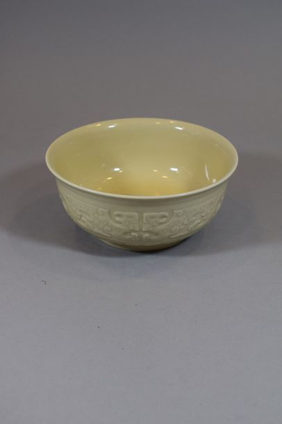 null CHINE XXEME. Coupe moulée en porcelaine émaillée

crème à décor en relief sur...