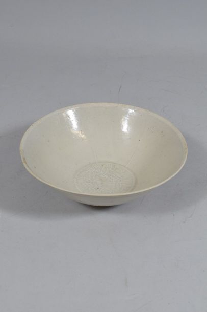 null Chine Dynastie Song 960-1276

Bol en grès porcelaineux à couverte blanc crème...