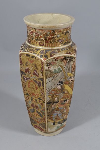 null Japon Satsuma Période Meiji (1868 - 1912)
Vase en grès porcelaineux à pans coupés...