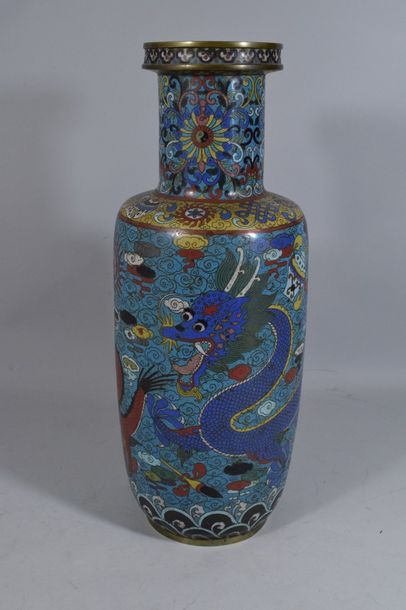 null CHINE - XIXe siècle

Vase de forme rouleau en bronze et émaux cloisonnés à décor...