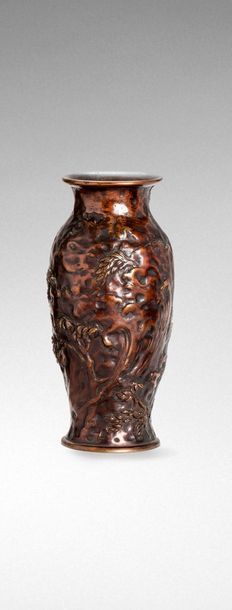 null JAPON - Epoque MEIJI (1868 - 1912)

Vase en bronze à patine brune à décor ciselé...