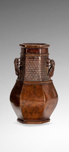 null JAPON - Epoque MEIJI (1868 - 1912)

Vase de forme hexagonale en bronze à patine...