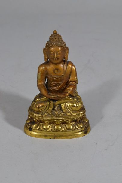 null TIBET - Fin XIXe siècle

Statuette de bouddha Amitayus en bronze doré à traces...