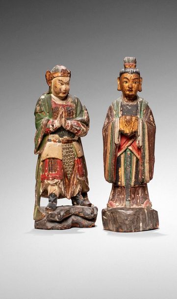 null CHINE - XIXe siècle

Deux statuettes de dignitaires en bois laqué polychrome,...