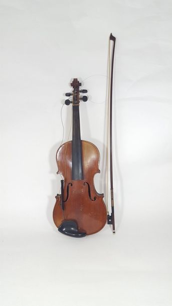 null  Violon d'étude ordinaire mais de qualité, 355 mm, bon état. Avec son archet,...