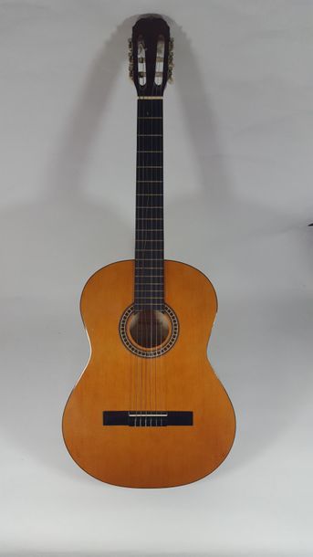 null Belle guitare sèche « Andalouza », modèle 8HC502. Très bon état.