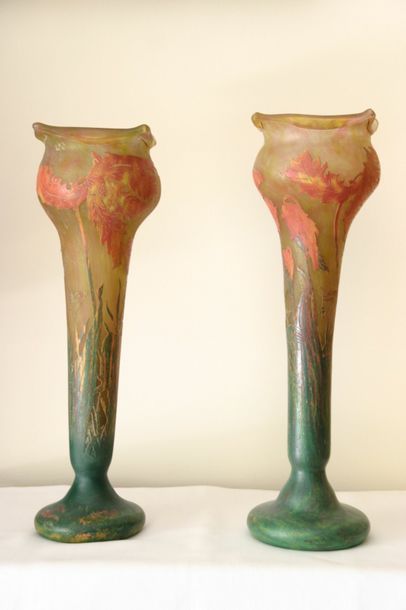 null DAUM

Deux vases en pâte de verre à décor de feuillages et fleurs dans les

tons...