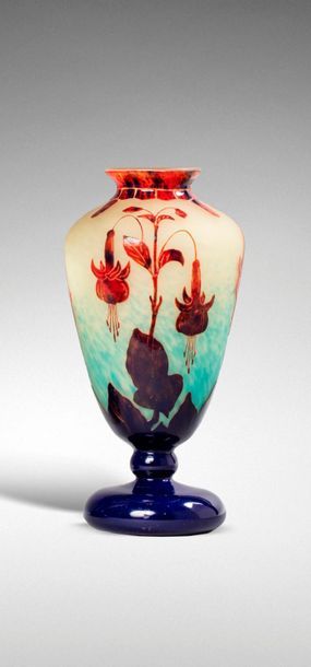 null LE VERRE FRANÇAIS

Vase conique épaulé sur piédouche. Épreuve en verre multicouche

bleu...