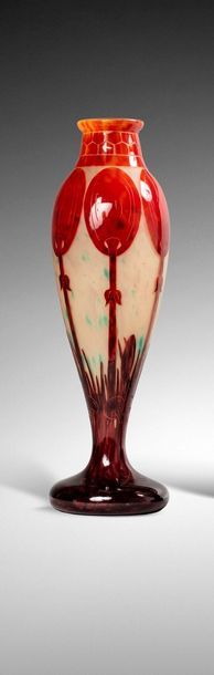 null LE VERRE FRANCAIS

Grand vase balustre à col ouvert sur piédouche. Épreuve en...