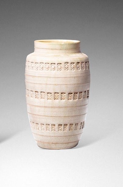 null Jean BESNARD (attribué à)

Vase en céramique à corps ovoïde épaulé et col cylindrique.

Décor...