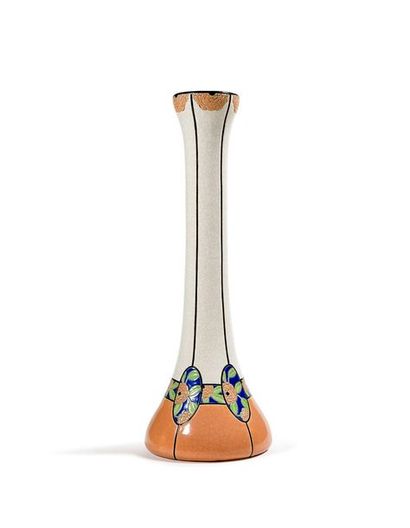 null LONGWY

Vase en céramique à corps tubulaire conique sur base renflée.

Décor...