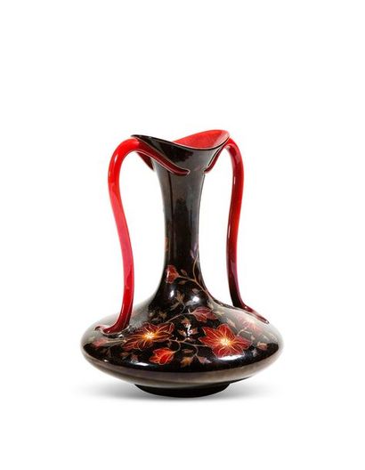 null ZOLSNAY - HONGRIE

Vase en céramique à deux anses latérales détachées galbées...