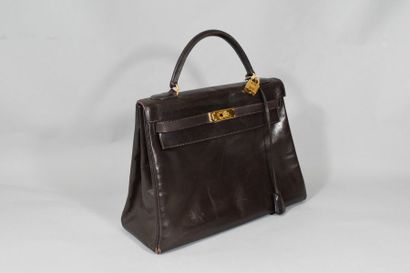 null HERMES Paris made in France année 1975

Sac "Kelly retourné" 32cm en box café,...