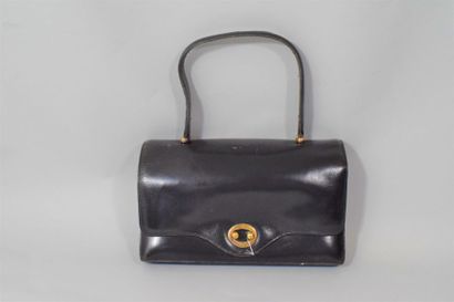 null HERMES Paris

Sac "Boutonnière" 27cm en box noir à deux soufflets, fermoir clip...