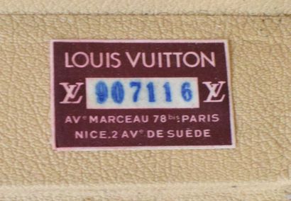 null Louis VUITTON Avenue Marceau n° 07116, serrure n°131670

Valise "Alzer" en toile...