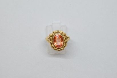 null Bague en or jaune 18K (750) ornée d'une pierre imitation orange ovale, l'encadrement...