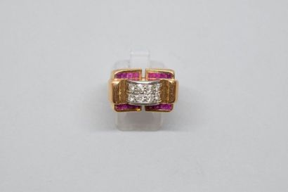 null Bague en or jaune 18K (750) et platine, à pont, ornée de diamants taillés en...