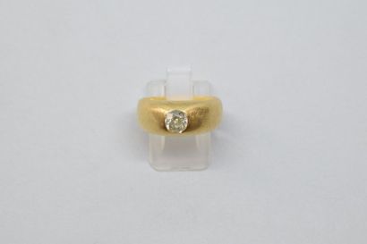 null Bague demi jonc en or jaune 18K (750) ornée d'un diamant taillé à l'ancienne...