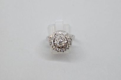 null Bague or gris 18K (750) et platine sertie d'un diamant taillé en brillant dans...