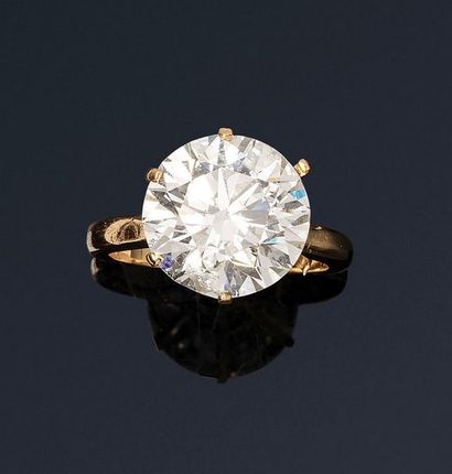 null 

Bague en or jaune 18K (750) sertie d'un diamant taillé en brillant (égrisures).

Poids...