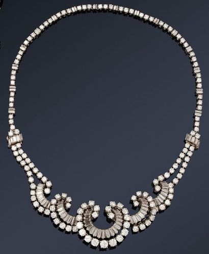 null 

BOUCHERON

Collier en platine et or gris 18K (750) à une et deux lignes souples...