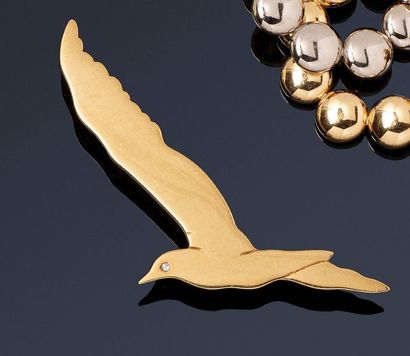 null 

Broche"Mouette"en or jaune 18K (750) uni, l'oeil serti d'un diamant taillé...