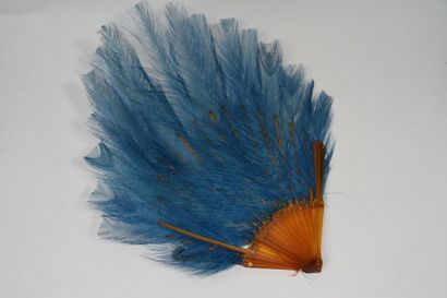 null Eventail en plumes d'autruches teintées bleus dit « Nandou ». 

Monture en écaille...