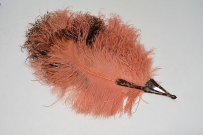 null Eventail en plumes d'autruches femina teintées rose et brun.

Monture à trois...