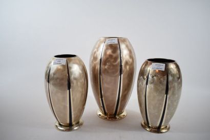 null WMF

Suite de trois vases en métal argenté de forme ovale et talon bombé, à...