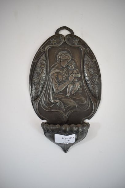 null WMF

Bénitier en étain au décor en relief au repoussé figurant une Vierge à...