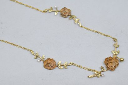 null Collier en or jaune et vert 18k (750) orné de petites perles et à motif de fleurs....