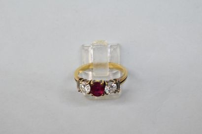 null Bague en or jaune 18K (750) sertie d'un rubis ovale entre deux diamants taillés...