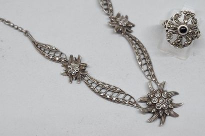 null Collier en argent (Sanglier) au décor de fleurs d'edelweiss. 

Poids brut :...