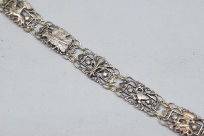 null Bracelet en métal ajouré aux décors royaux : fleurs de lys, hermine couronnée,...