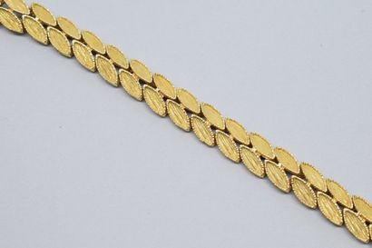 null Bracelet en or jaune 18k (750) à double rangs de navettes matifiées. L. : 18...
