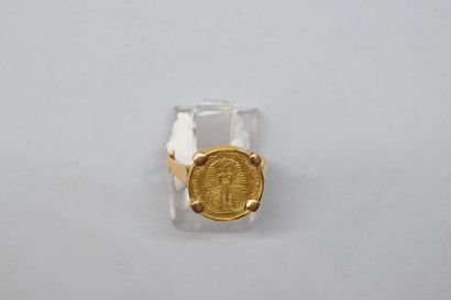 null Bague en or jaune 18k (750) ornée d'une petite pièce égyptienne en or. 

Tour...