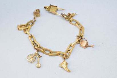 null Bracelet en or jaune 18k (750) orné de breloques en métal. 

Tour de poignet...
