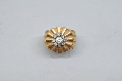 null Bague en or jaune 18k (750) et platine ornée d'un diamant dans un entourage...