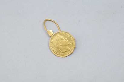 null Broche en or jaune 18k (750) ornée d'une pièce de 10 Francs Napoléon III tête...