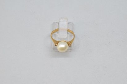 null Bague en or jaune 18k (750) orné d'une perle de culture épaulée de deux petits...
