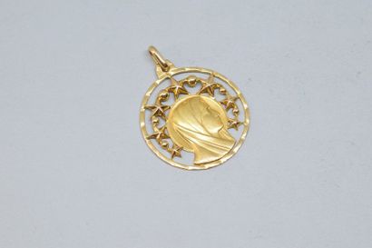 null Pendentif ajouré en or jaune (18K) à l'effigie de la Vierge auréolée de profil...