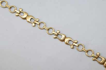 null Bracelet en or jaune 18k (750), la maille en forme de lyre alternant avec deux...