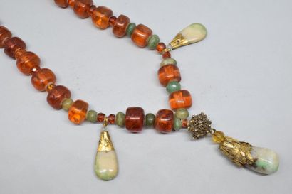 null Collier articulé de perles d'ambre facettées ou unies retenant en pampille trois...