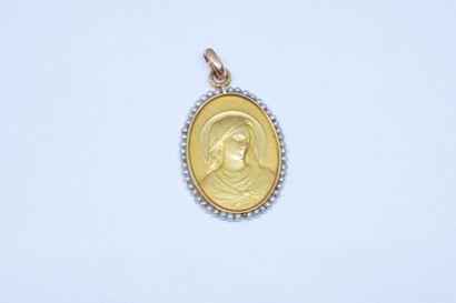 null Médaille religieuse ovale en or jaune 18k (750) entouré de perles baroques....
