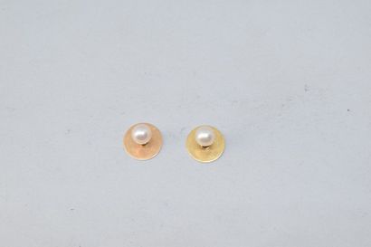 null Lot en or 18k (750) comprenant deux boutons d'habits avec perles et une clé...